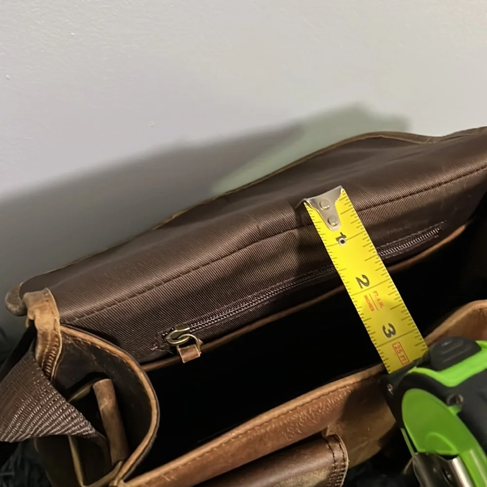 Larger sized crossbody leather bag - Picture 5 of 6